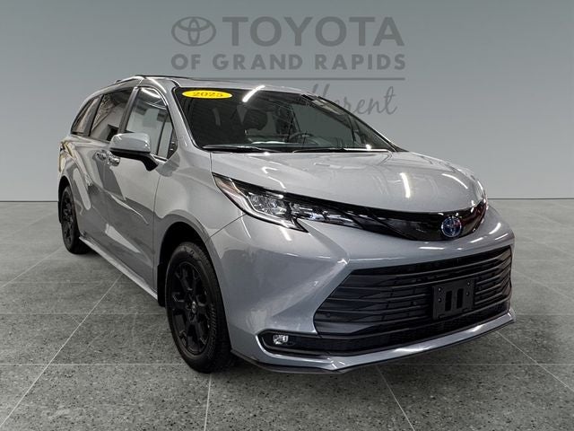 2025 Toyota Sienna Woodland Edition 7 Passenger