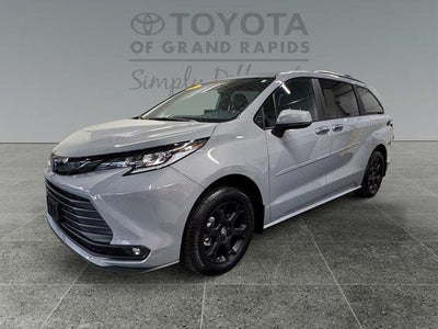 2025 Toyota Sienna Woodland Edition 7 Passenger