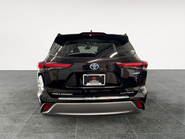 2022 Toyota Highlander Hybrid Platinum