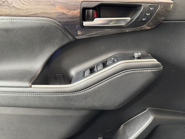 2022 Toyota Highlander Hybrid Platinum