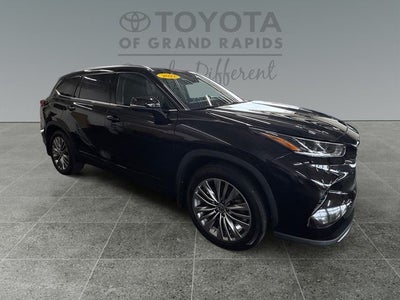 2022 Toyota Highlander Hybrid Platinum