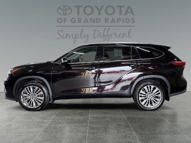 2022 Toyota Highlander Hybrid Platinum