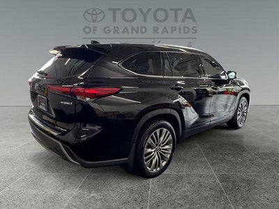 2022 Toyota Highlander Hybrid Platinum