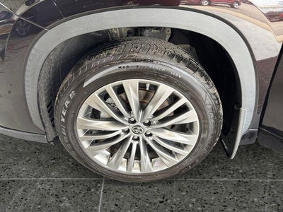 2022 Toyota Highlander Hybrid Platinum