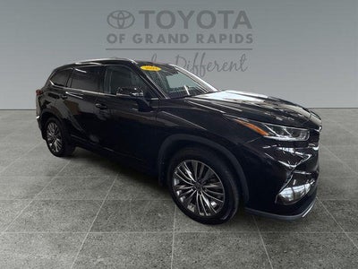 2022 Toyota Highlander Hybrid Platinum