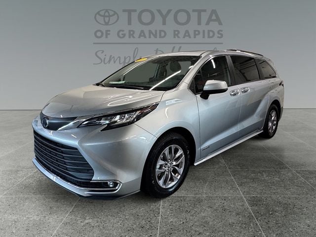 2021 Toyota Sienna XLE 8 Passenger