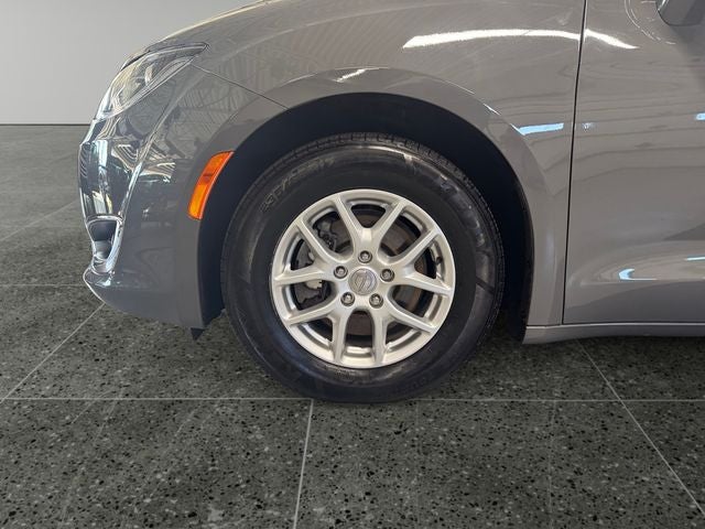 2020 Chrysler Pacifica Touring 3.6 Liter V6 7 Passenger 3rd Row Seating