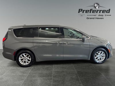 2020 Chrysler Pacifica Touring 3.6 Liter V6 7 Passenger 3rd Row Seating