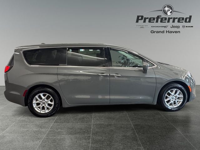 2020 Chrysler Pacifica Touring 3.6 Liter V6 7 Passenger 3rd Row Seating