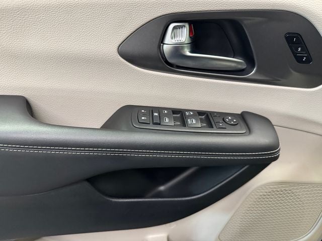 2024 Chrysler Pacifica Touring L 3.6 Liter V6 7 Passenger 3rd Row Seating AWD