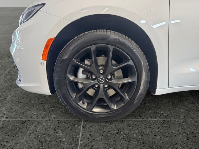 2025 Chrysler Pacifica Limited AWD