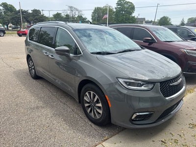 2021 Chrysler Pacifica Touring L 3.6 Liter V6 7 Passenger 3rd Row Seating