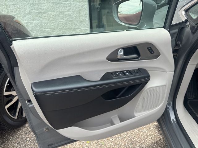 2021 Chrysler Pacifica Touring L 3.6 Liter V6 7 Passenger 3rd Row Seating