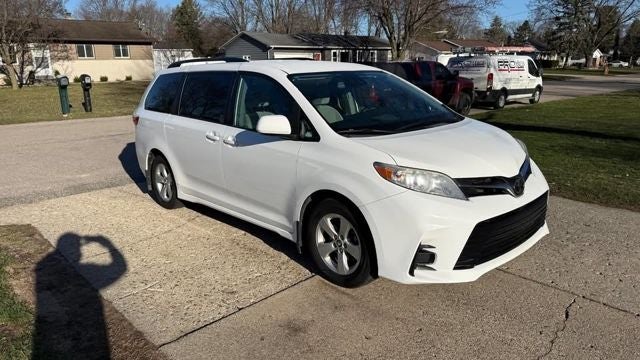 2019 Toyota Sienna LE 3.5 Liter V6 8 Passenger 3rd Row Seating