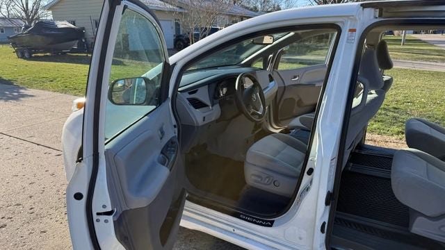 2019 Toyota Sienna LE 3.5 Liter V6 8 Passenger 3rd Row Seating